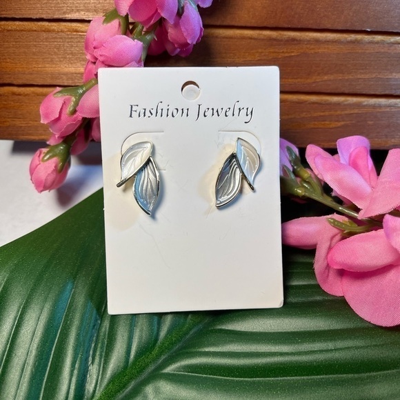 Fashion Jewelry Pierced Earrings, Gray and White Double Leaf Design. - Picture 1 of 10
